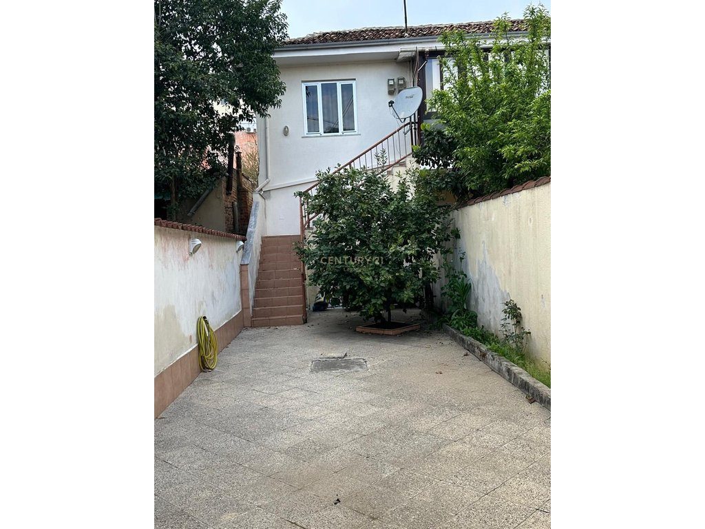 Vilë 3+2 Me Qira në Rruga Fortuzi, Tiranë