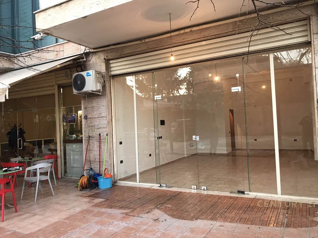 Shitet Ambient Komercial pas Corner Residence!