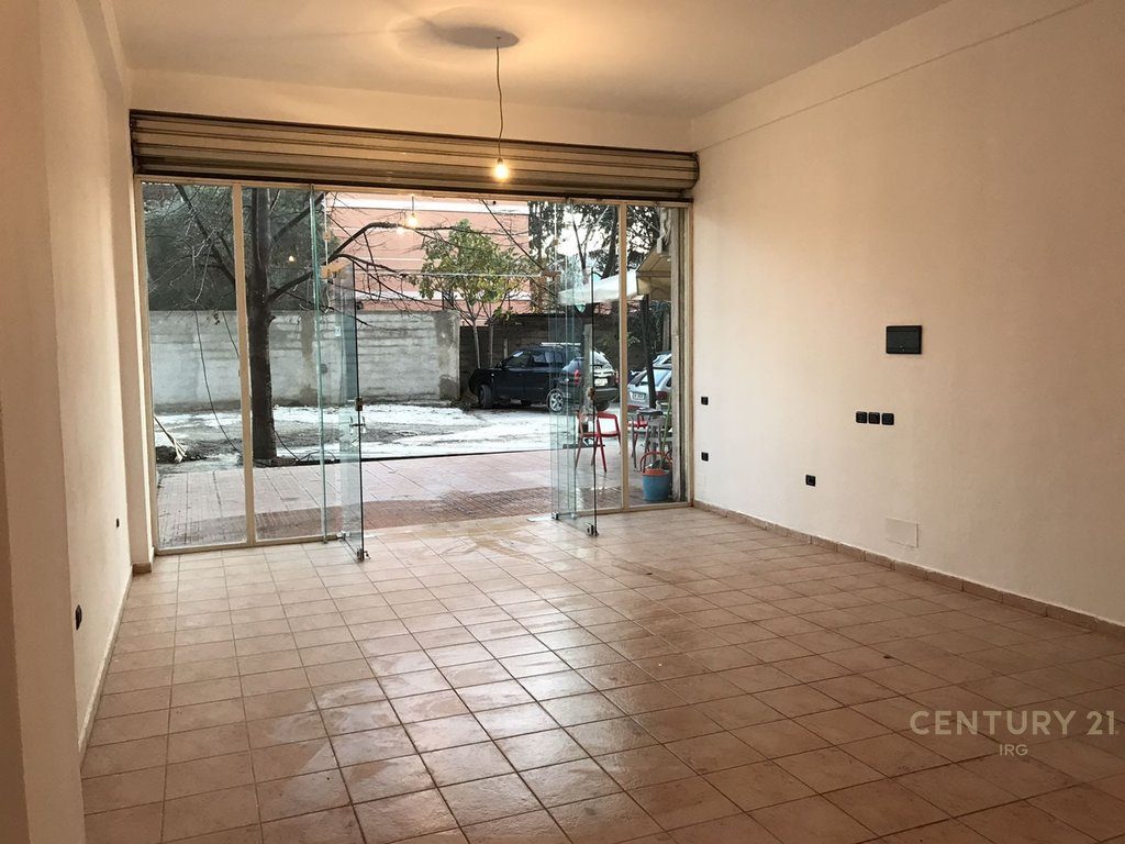 Shitet Ambient Komercial pas Corner Residence!