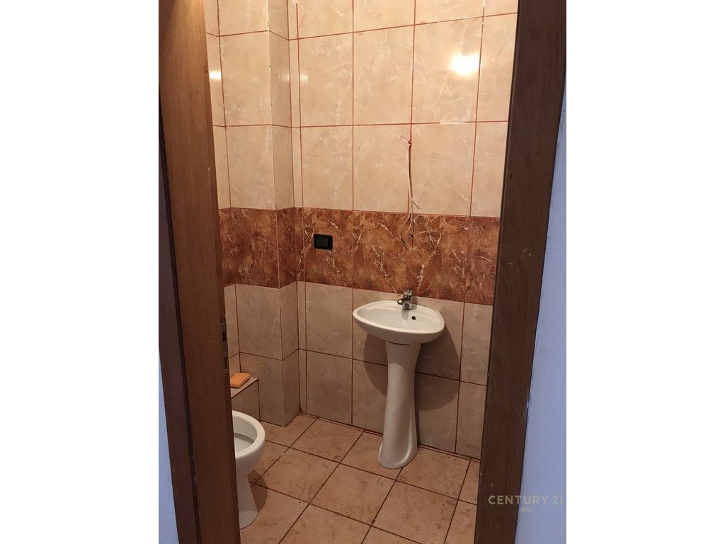 Shitet Ambient Komercial pas Corner Residence!