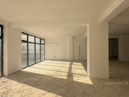 Shitet Ambient Komercial pas Corner Residence!
