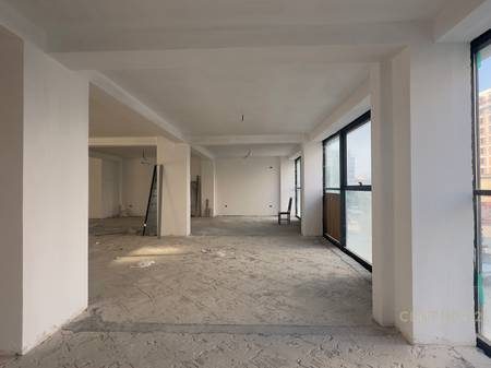 Shitet Ambient Komercial pas Corner Residence!