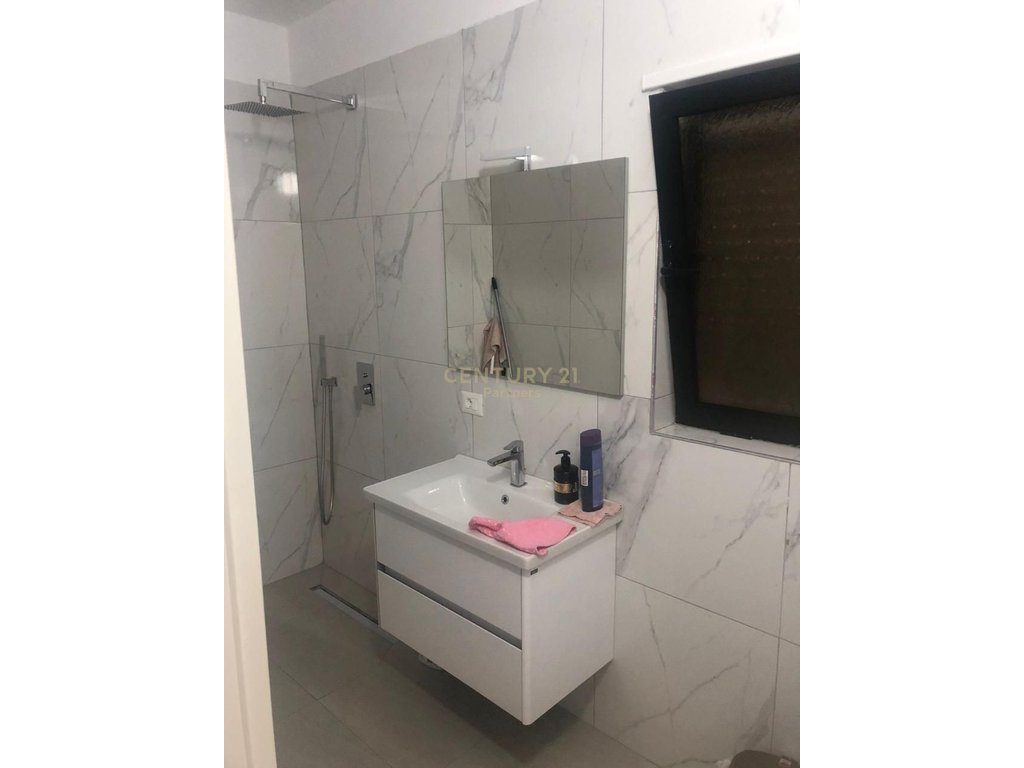 SHITET APARTAMENT 3+1+2 TEK RRUGA E DIBRES