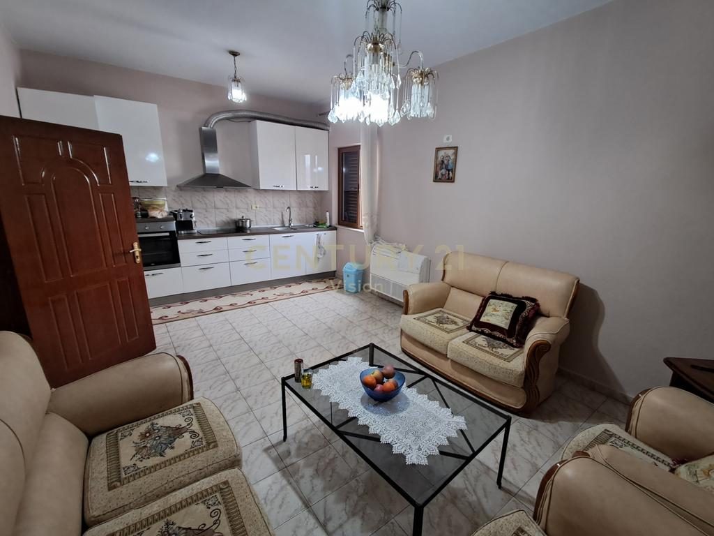 Vilë 2-katëshe + truall per shitje, 
Afër arrës së madhe , Shkodër