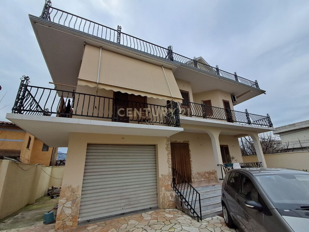 Vilë 3-katëshe + truall për shitje në Tophanë, Shkodër - 363 m²