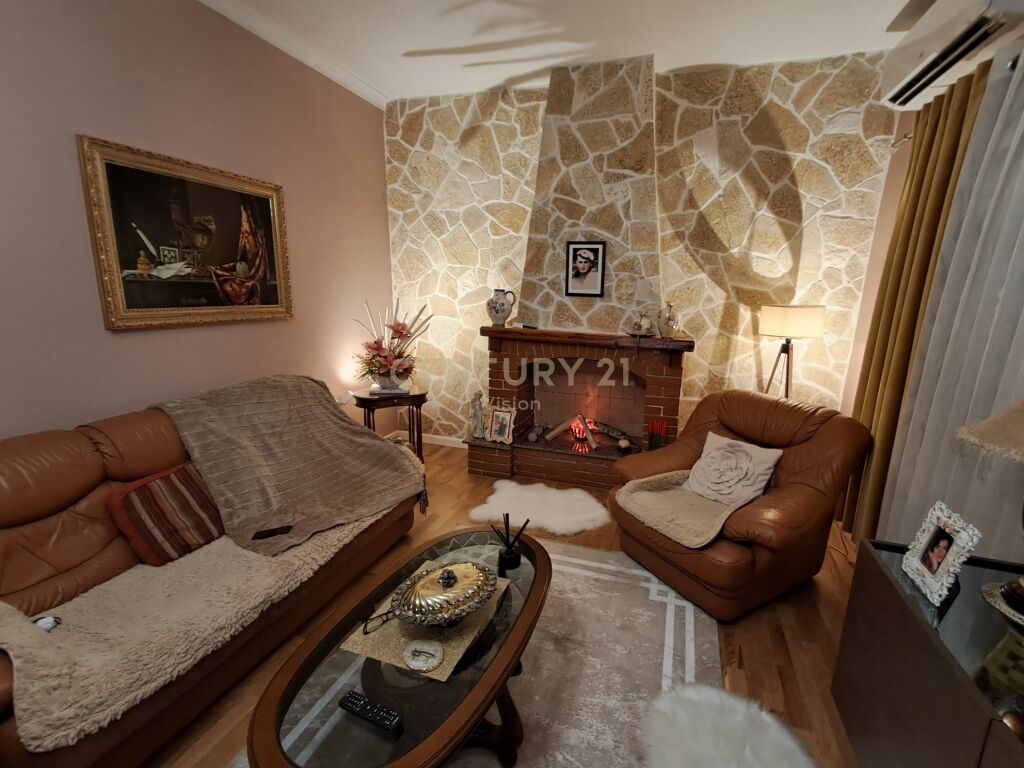 Vilë 3-katëshe + truall për shitje në Tophanë, Shkodër - 363 m²