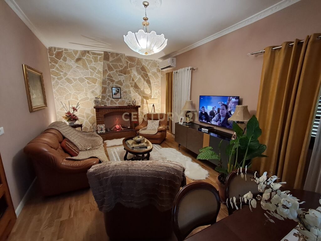 Vilë 3-katëshe + truall për shitje në Tophanë, Shkodër - 363 m²