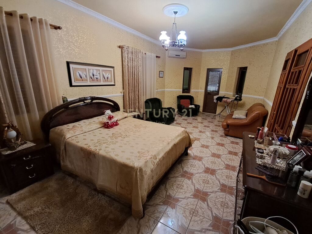 Vilë 3-katëshe + truall për shitje në Tophanë, Shkodër - 363 m²