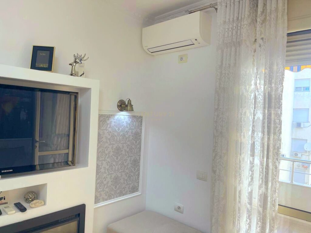 SHITET  APARTAMENT 2+1+2, ME PAMJE ANESORE  NE DET, LUNGOMARE VLORE !