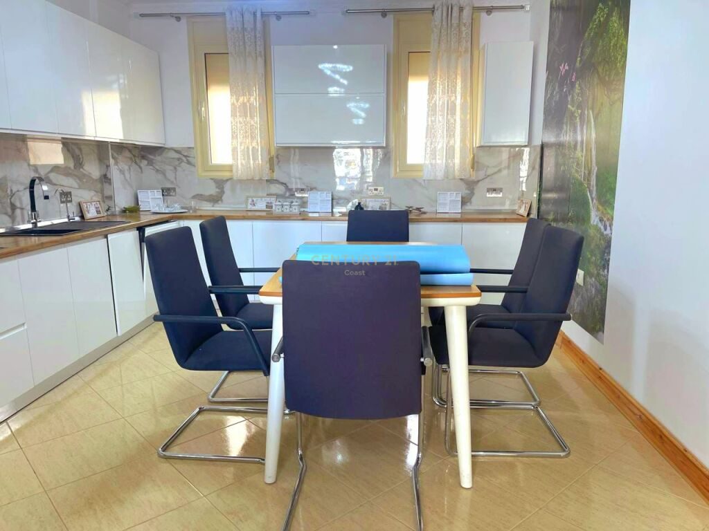 SHITET  APARTAMENT 2+1+2, ME PAMJE ANESORE  NE DET, LUNGOMARE VLORE !