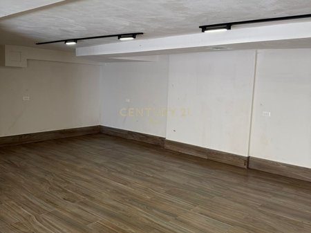 SHITET AMBIENT KOMERCIAL NE PLAZH, ILIRIA !