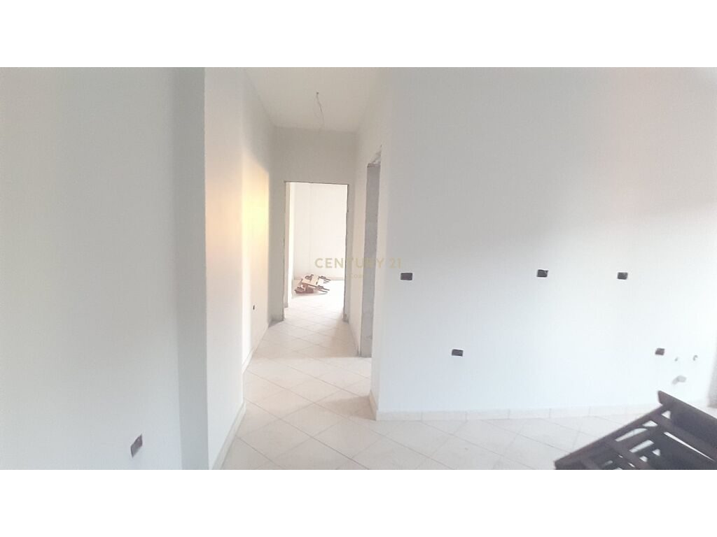 SHITET APARTAMENT 2+1+2 PRANE KINOTEATRIT ,VLORE!!!