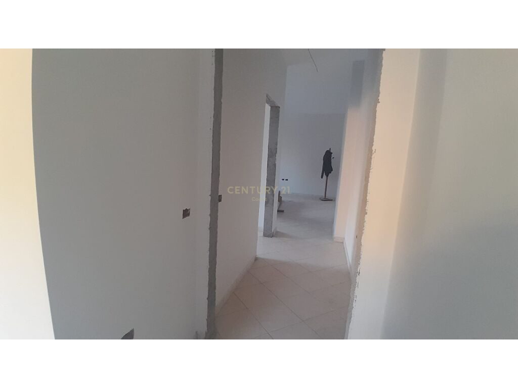 SHITET APARTAMENT 2+1+2 PRANE KINOTEATRIT ,VLORE!!!