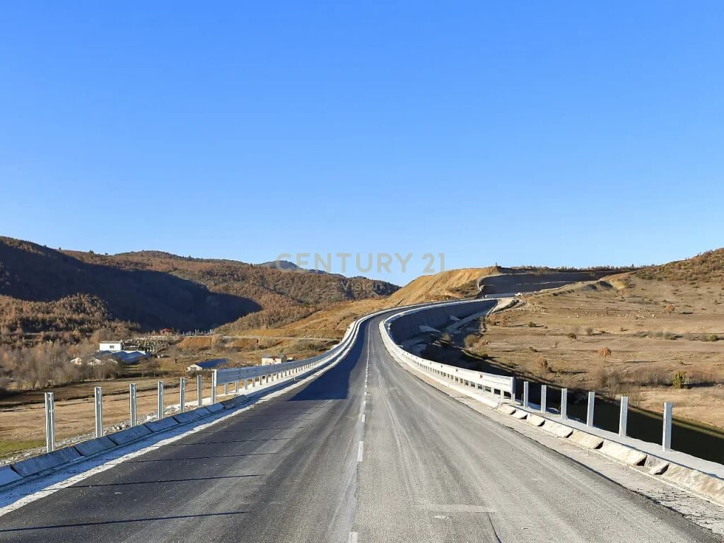 Karburant+ Hotel+ bar lokal+ gomisteri+ lavazh për shitje në autostraden Lezhë -Tiranë (foto ilustruese)| 2742 m² - Cent...