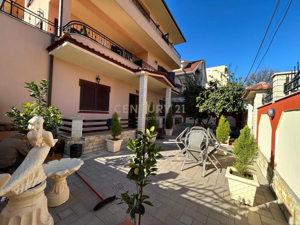 Japim me qera 2 kate te nje vile me oborr ne Don Bosco , Tiranë - 2000€ | 260 m² + 152 m2 oborr