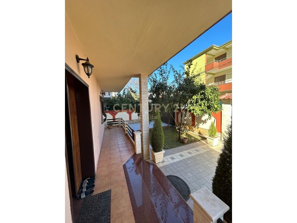 Japim me qera 2 kate te nje vile me oborr ne Don Bosco , Tiranë - 2000€ | 260 m² + 152 m2 oborr