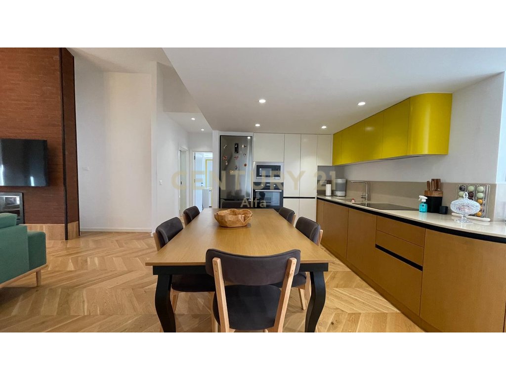 Jepet me qira apartament 3+1 me verandë, post parkimi të përfshirë – mobilim i ri, Kopshti Botanik!
