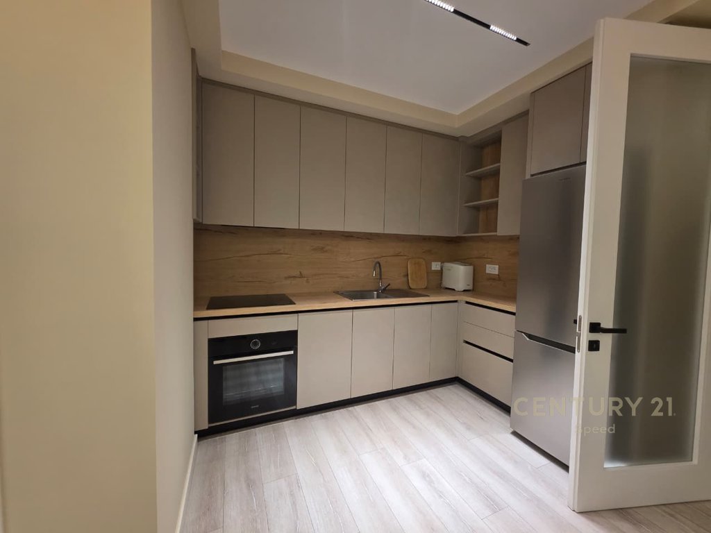 Jepet me Qira Apartament 2+1+2 me post parkimi pranë shkollës Harry Fultz!