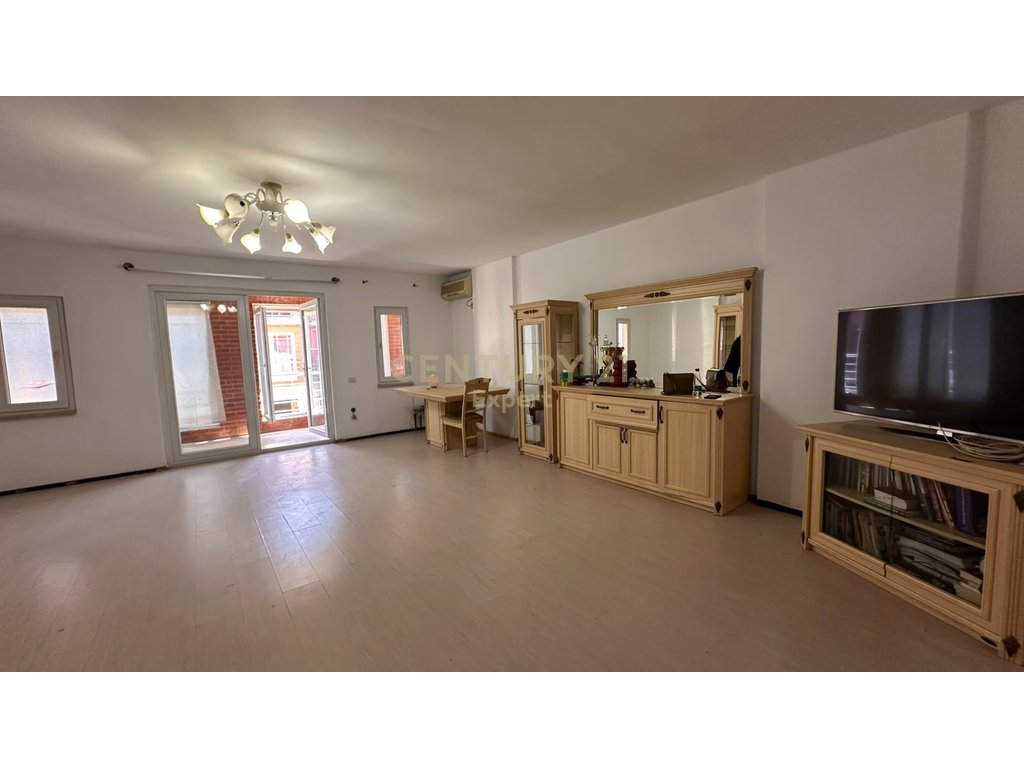 OKAZION – SHITET DUPLEX 4+1+3 NË LAPRAKË, TIRANË
