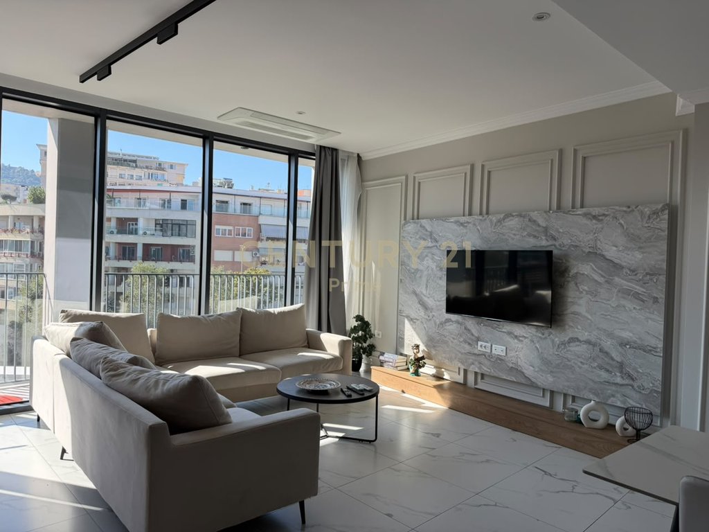 Shitet Apartament 2+1 tek Lake View