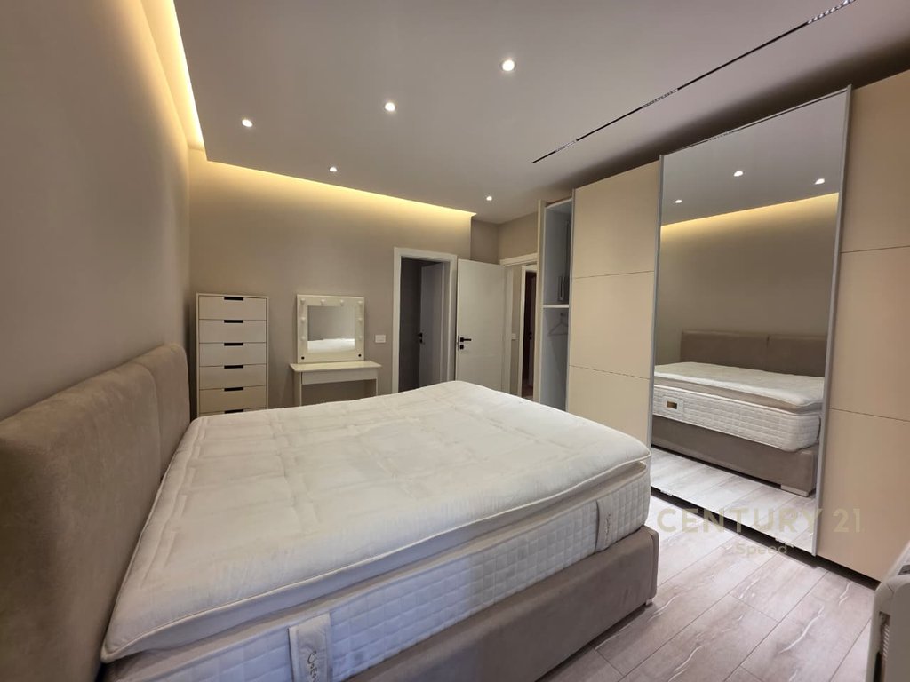 Jepet me Qira Apartament 2+1+2 me post parkimi pranë shkollës Harry Fultz!