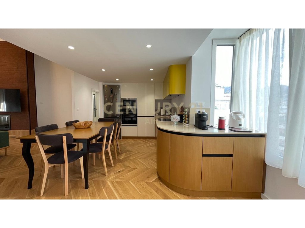 Jepet me qira apartament 3+1 me verandë, post parkimi të përfshirë – mobilim i ri, Kopshti Botanik!