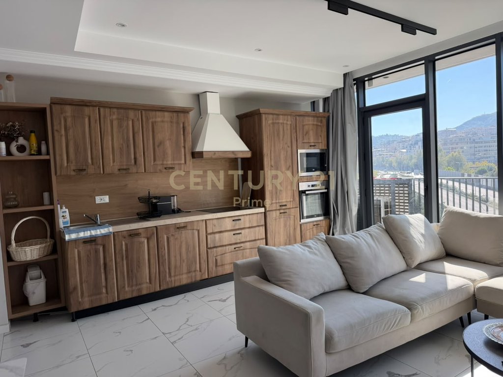 Shitet Apartament 2+1 tek Lake View