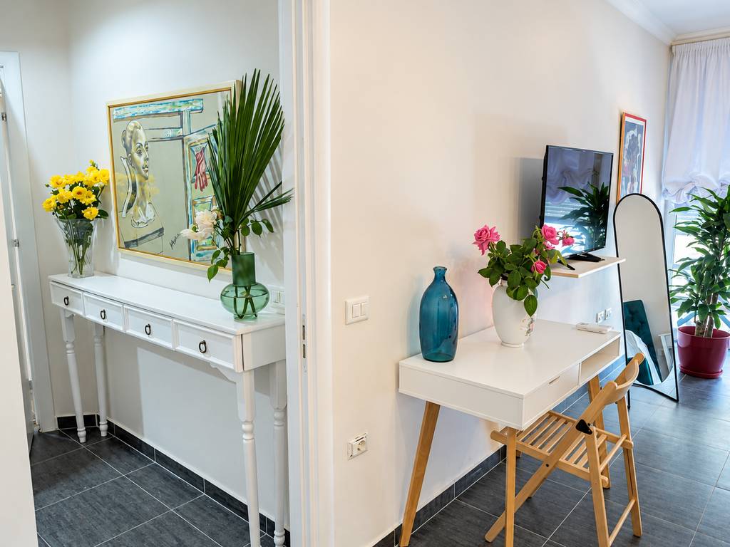 🏡 SHITET APARTAMENT 3+1 NË RRUGËN E BARRIKADAVE – INVESTIM ME POTENCIAL TË LARTË!