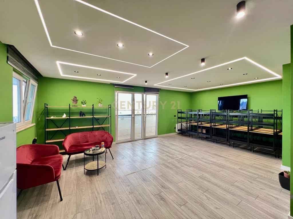 🏢 QIRA, ZYRË MODERNE - 📐 180 M2 me POST PARKIMI & PAMJE, PORCELAN‼️