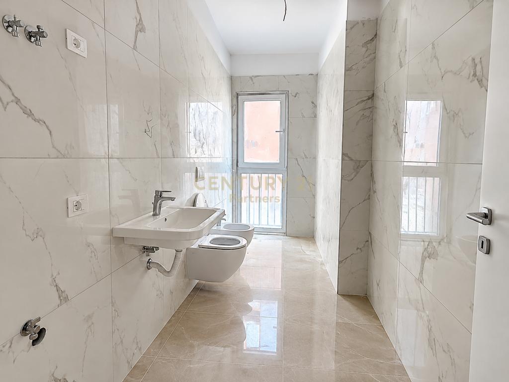 SHITET APARTAMENT 1+1 NË PALLAT TË RI, GATI PËR BANIM!