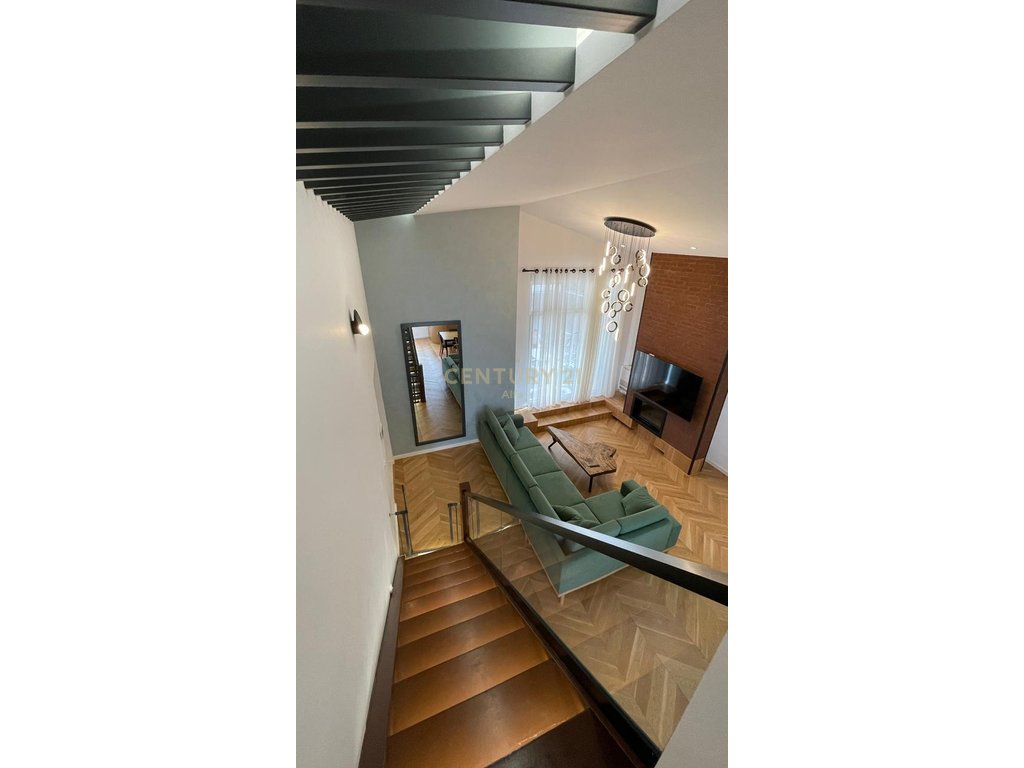 Jepet me qira apartament 3+1 me verandë, post parkimi të përfshirë – mobilim i ri, Kopshti Botanik!