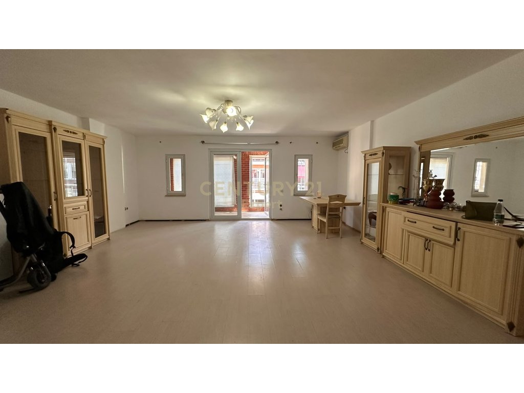 OKAZION – SHITET DUPLEX 4+1+3 NË LAPRAKË, TIRANË