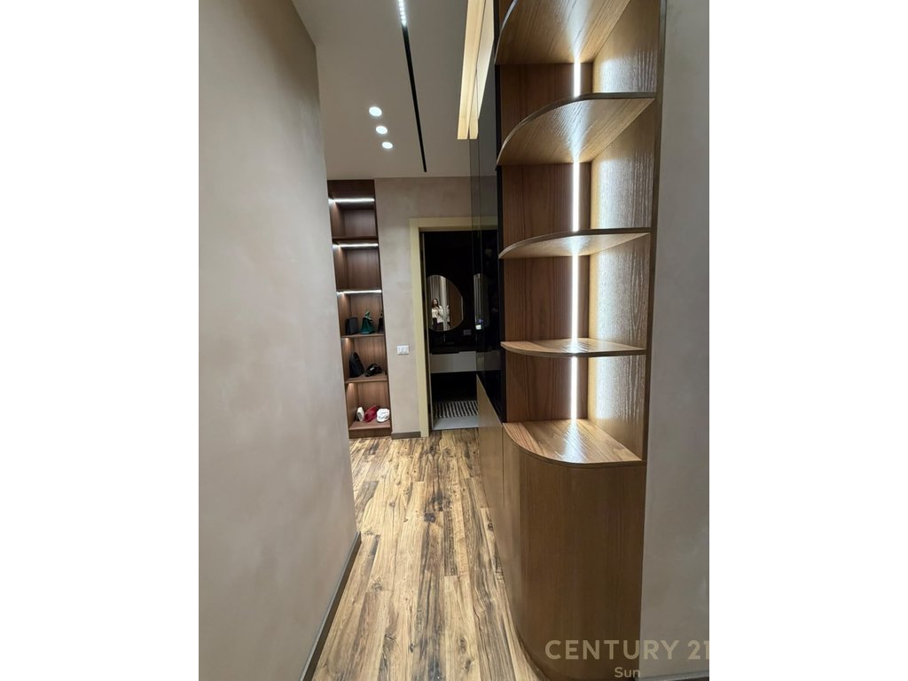 APARTAMENT PER SHITJE 2+1+2+2 POSTE PARKIMI TE KOMPLEKSI DELIJORGJI!