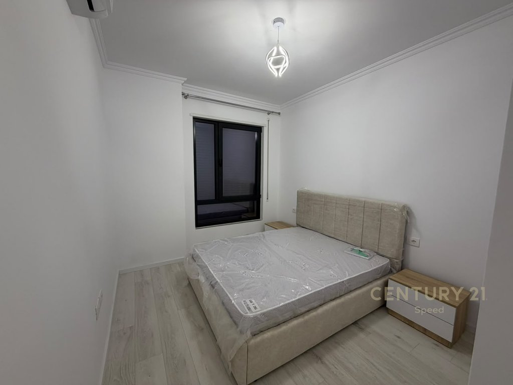 Jepet me qira apartament 2+1+2+post parkimi në Rrugën "5 Maji"!!
