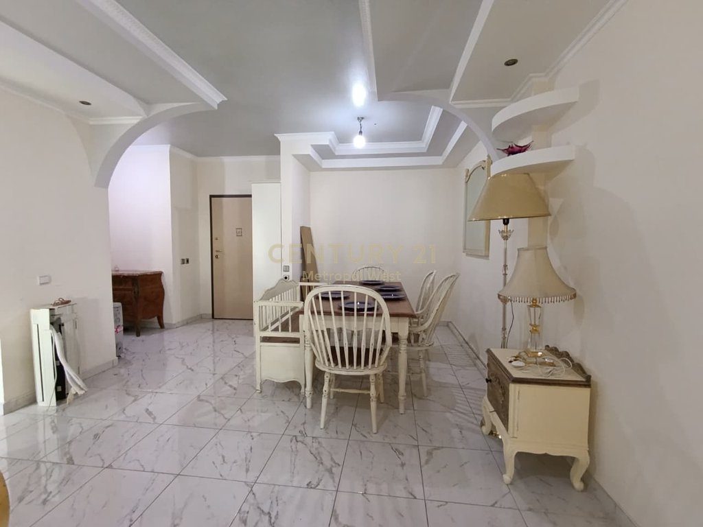 APARTAMENT PER SHITJE 2+1+ GARAZH ( 21 METRA)  NE FRESK !