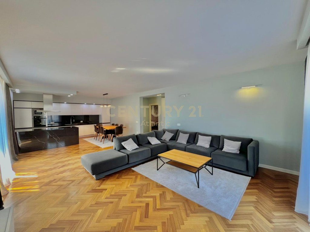 EXCLUSIVE ! SHITET APARTAMET LUXURY 2+1+2 TUALETE + 80M2 VERANDE DHE 1 GARAZHD NE PLAZH ILIRIA DURRES  ! - Century 21 Al...
