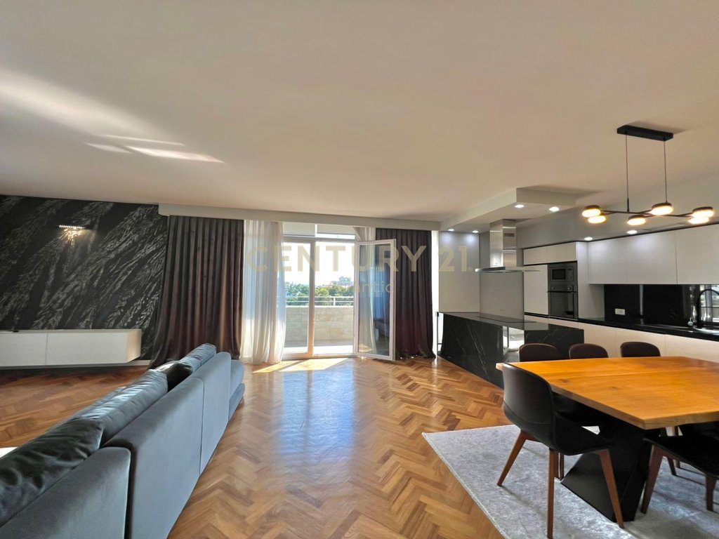 EXCLUSIVE ! SHITET APARTAMET LUXURY 2+1+2 TUALETE + 80M2 VERANDE DHE 1 GARAZHD NE PLAZH ILIRIA DURRES  ! - Century 21 Al...