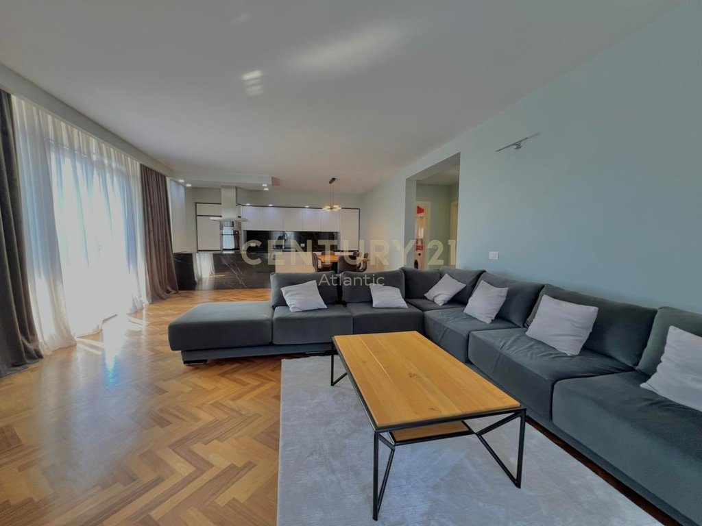 EXCLUSIVE ! SHITET APARTAMET LUXURY 2+1+2 TUALETE + 80M2 VERANDE DHE 1 GARAZHD NE PLAZH ILIRIA DURRES  ! - Century 21 Al...