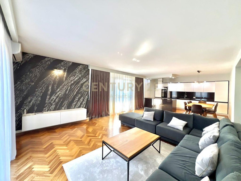 EXCLUSIVE ! SHITET APARTAMET LUXURY 2+1+2 TUALETE + 80M2 VERANDE DHE 1 GARAZHD NE PLAZH ILIRIA DURRES  ! - Century 21 Al...
