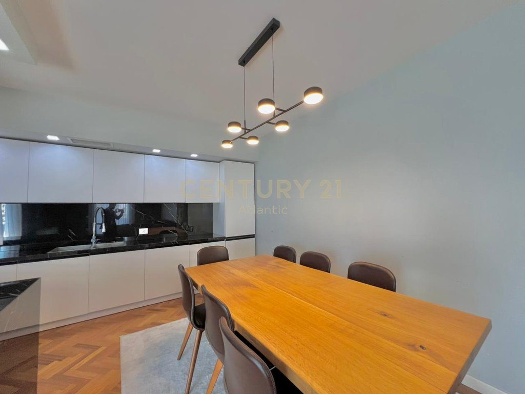 EXCLUSIVE ! SHITET APARTAMET LUXURY 2+1+2 TUALETE + 80M2 VERANDE DHE 1 GARAZHD NE PLAZH ILIRIA DURRES  ! - Century 21 Al...