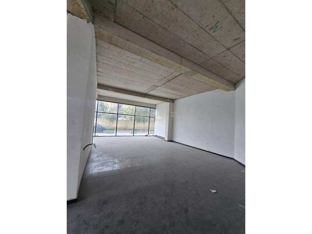 🏢 Jepet me qira ambient komercial në Plazh, Stacioni i Parë, Durrës.