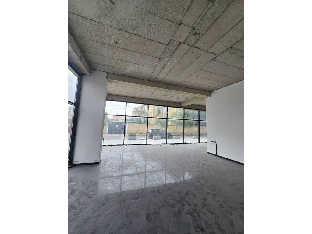 🏢 Jepet me qira ambient komercial në Plazh, Stacioni i Parë, Durrës.