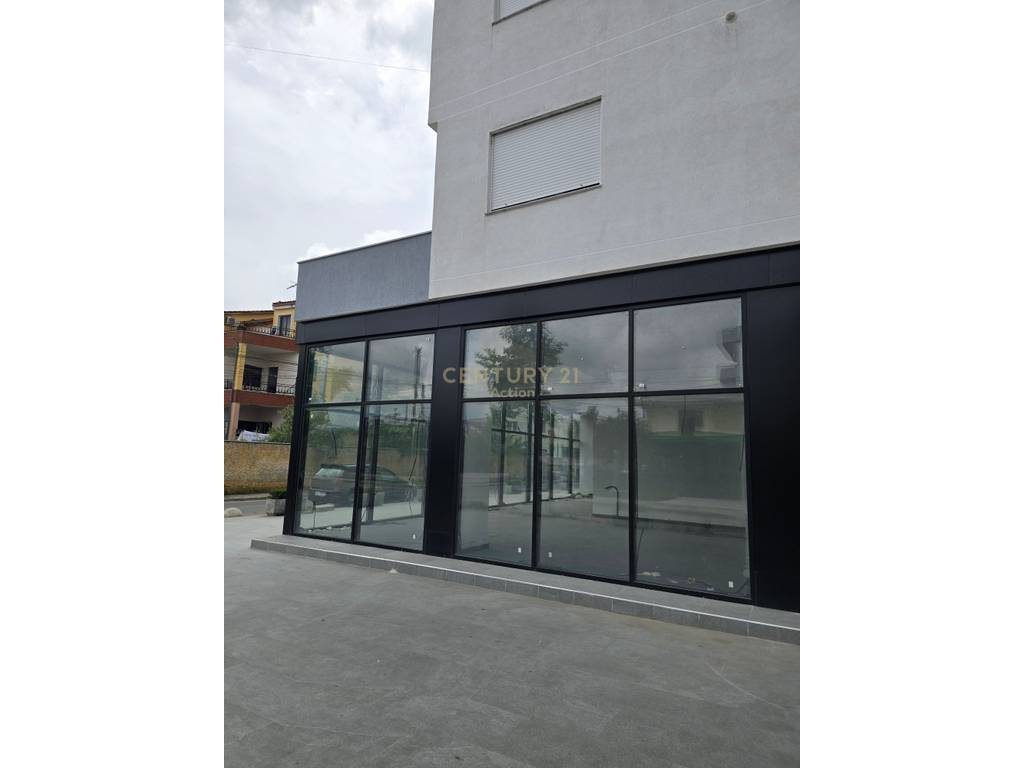 🏢 Jepet me qira ambient komercial në Plazh, Stacioni i Parë, Durrës.