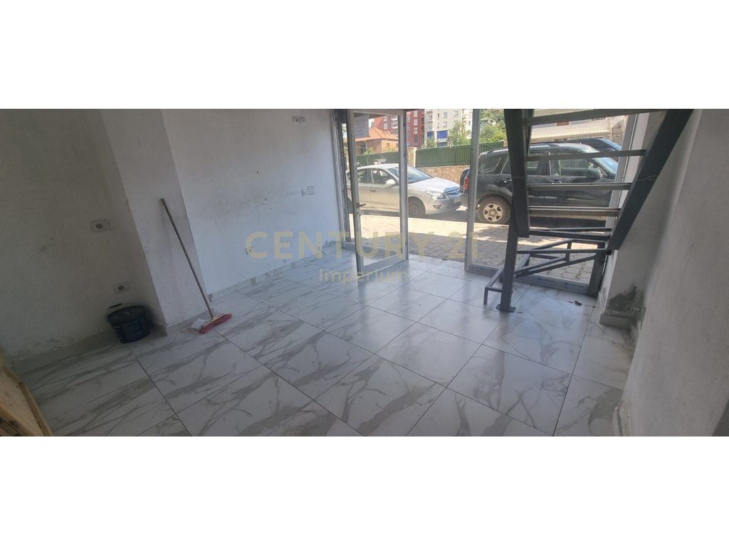 Jepet me Qera Ambient Biznesi 74 m² në Pallatet Çabej!
