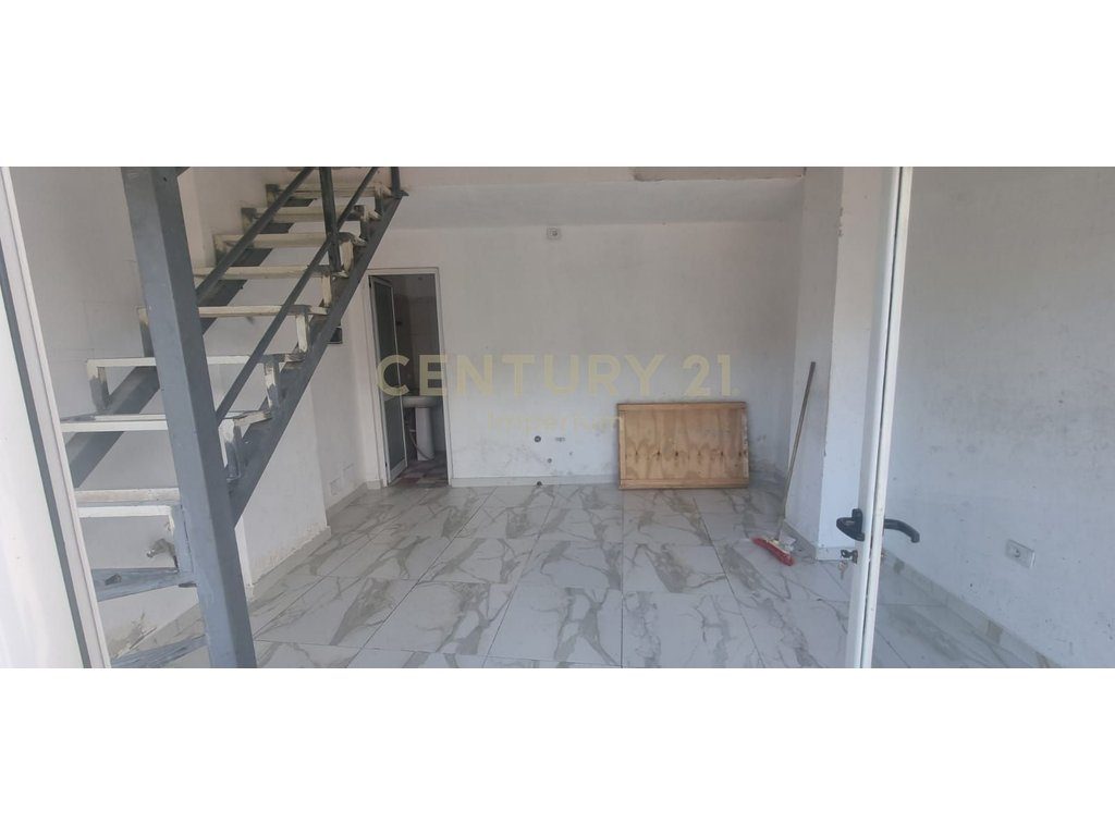 Jepet me Qera Ambient Biznesi 74 m² në Pallatet Çabej!
