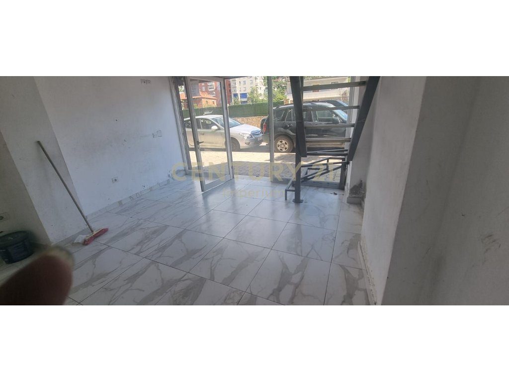 Jepet me Qera Ambient Biznesi 74 m² në Pallatet Çabej!