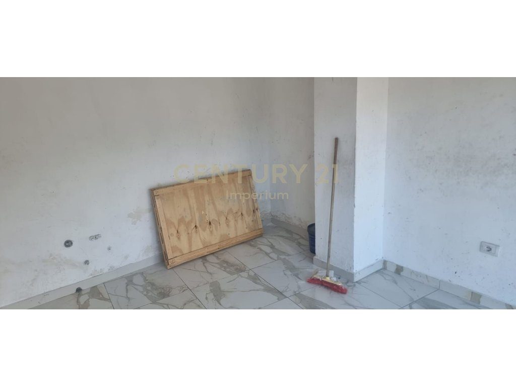 Jepet me Qera Ambient Biznesi 74 m² në Pallatet Çabej!