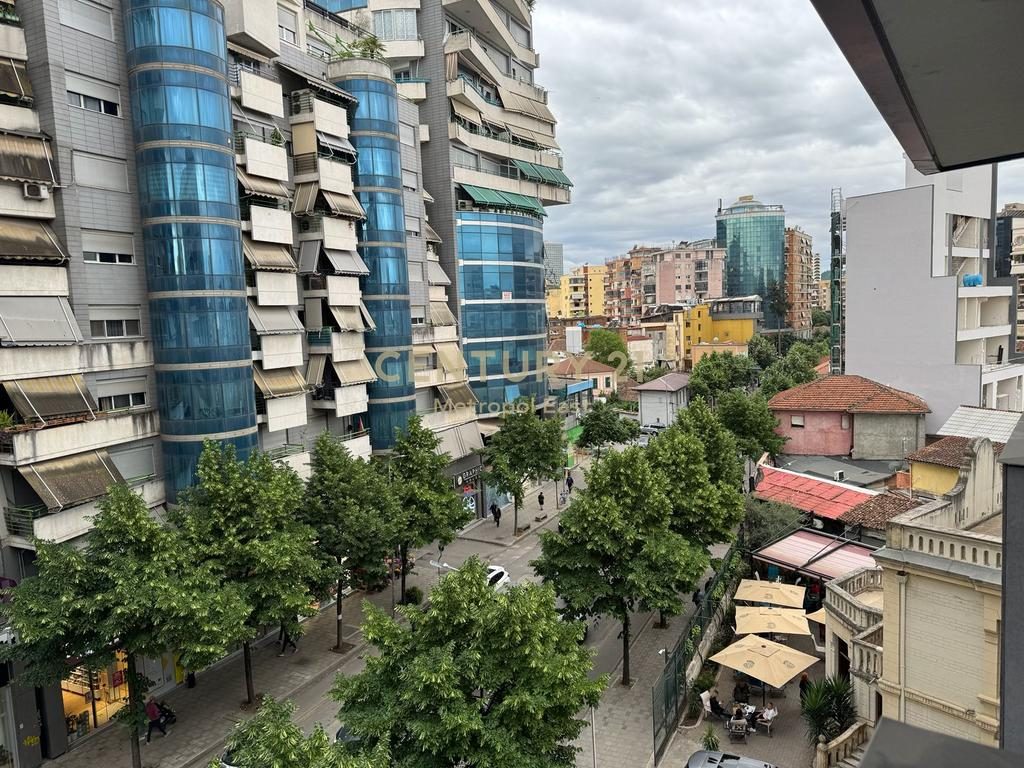 Shitet Ambient Biznesi, Rruga e Dibres (Selvia)