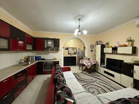 Ambient komercial per shitje Buze Rruge ne Astir .