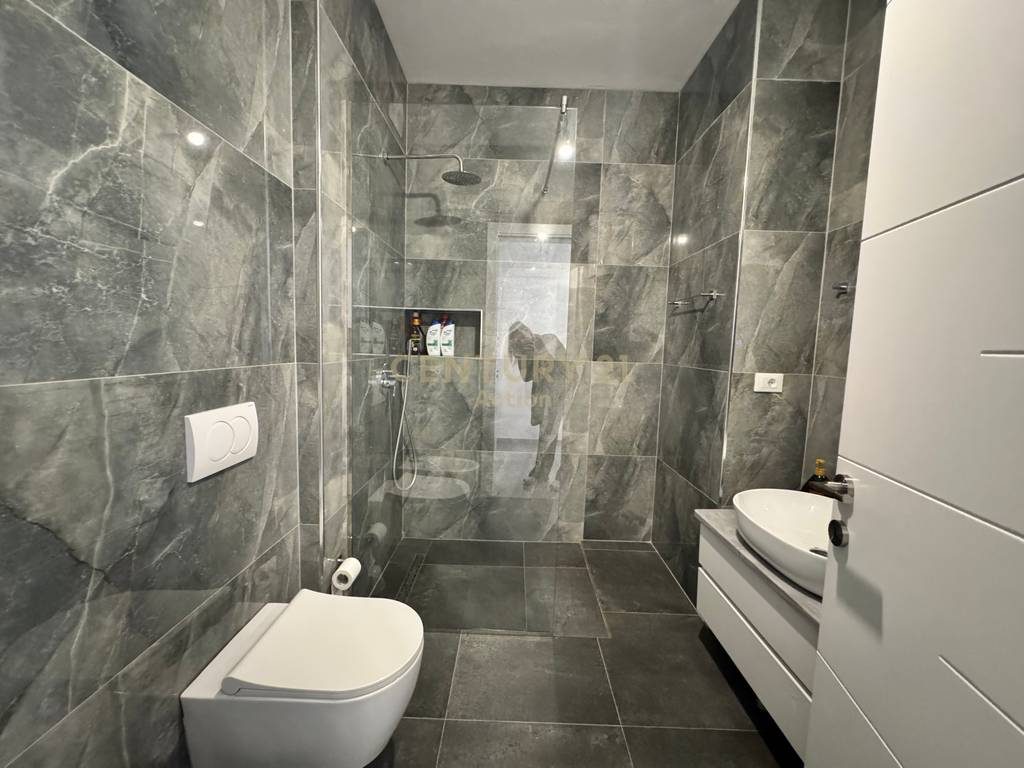 JEPET ME QIRA APARTAMENT MODERN 1+1 TEK FOLEJA E GJELBER,RING CENTER!
